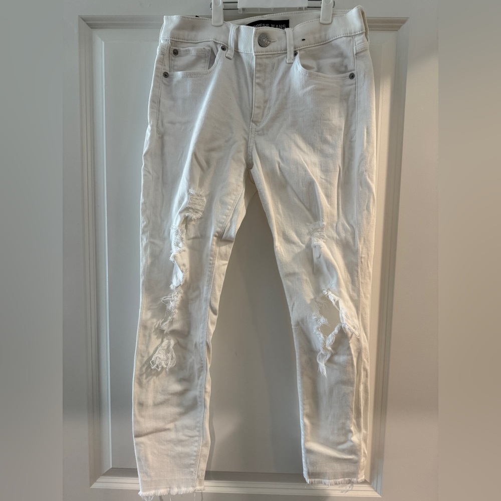 Express White Distressed cropped Jeans/jeggings